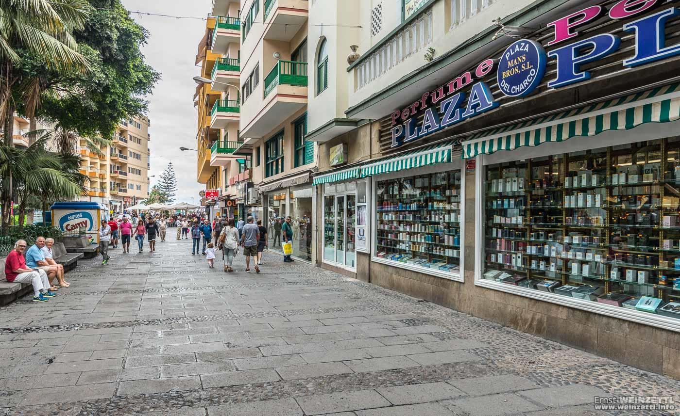 Geschäfte und Restaurants säumen die Plaza del Charco.