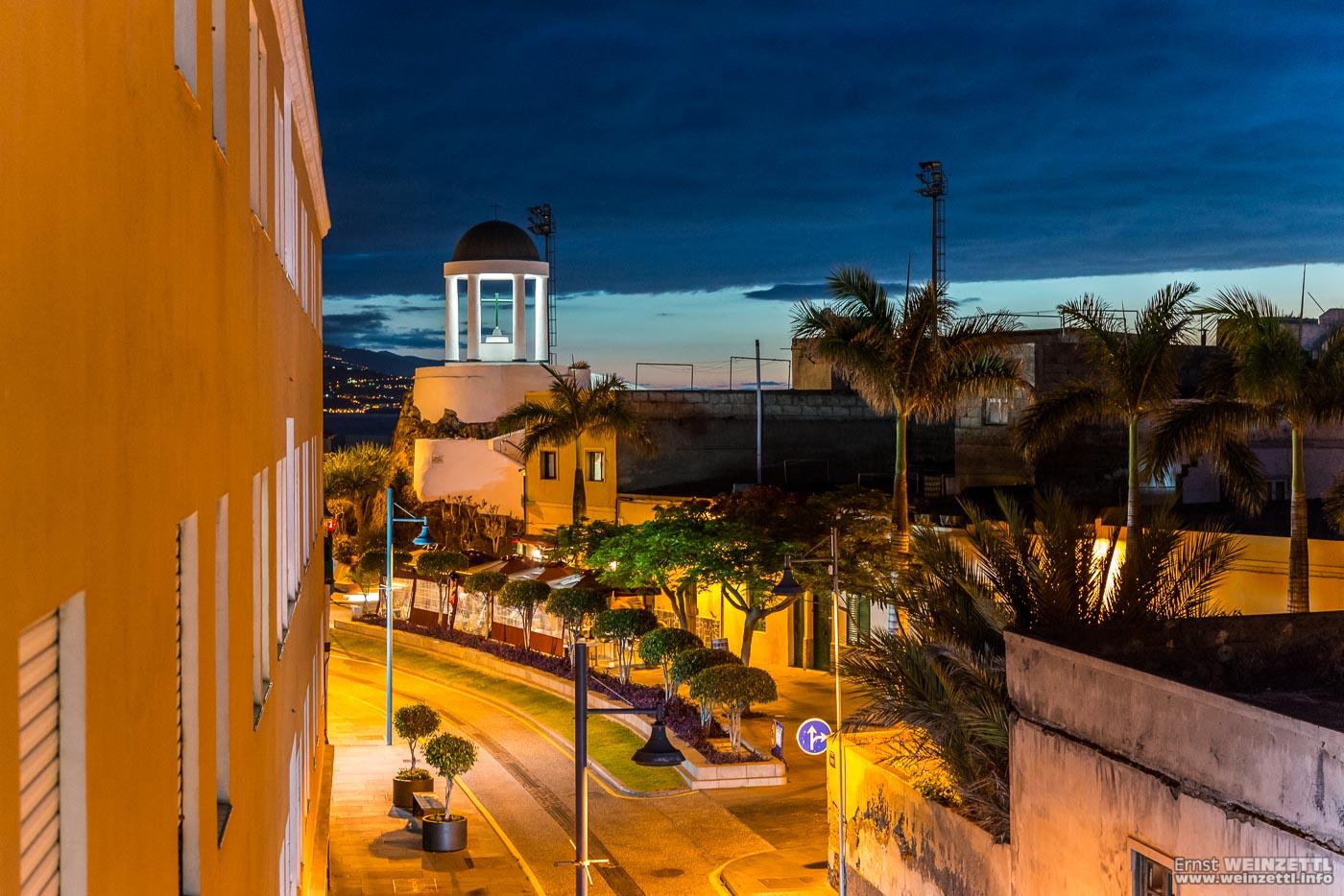 Glasscherbenviertel und El Peñón del Fraile bei Nacht