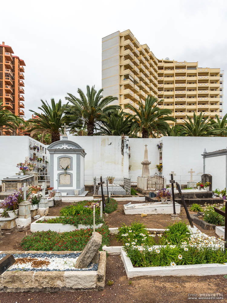 Puerto de la Cruz, Teneriffa: Eingezwängt zwischen Hochhäusern, für uns fast schon skurill...