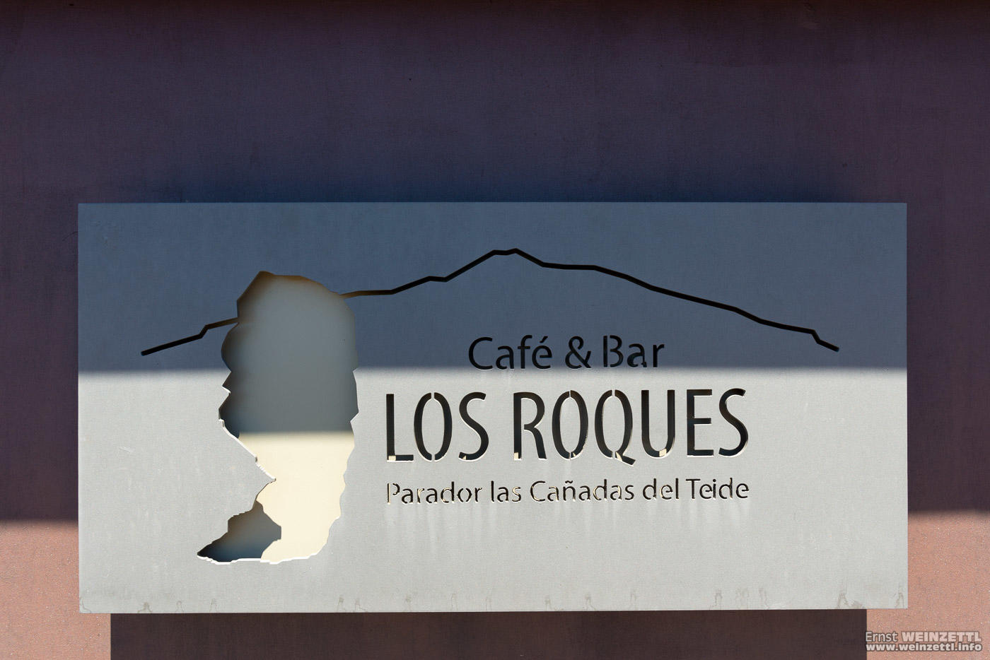 Cafe & Bar Los Roques. Der Roque Cinchado, der "Finger Gottes" ist ein Wahrzeichen der Insel.