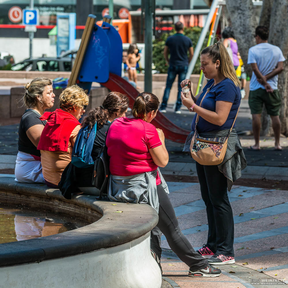 Damenrunde am Brunnen der Plaza del Charco.
