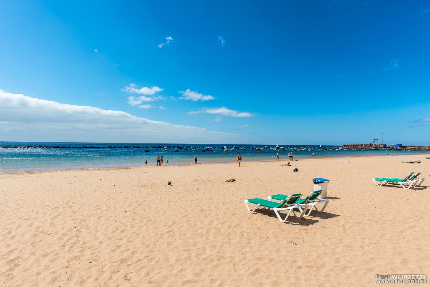 Ein weiter Strand - und Sonnenliegen.