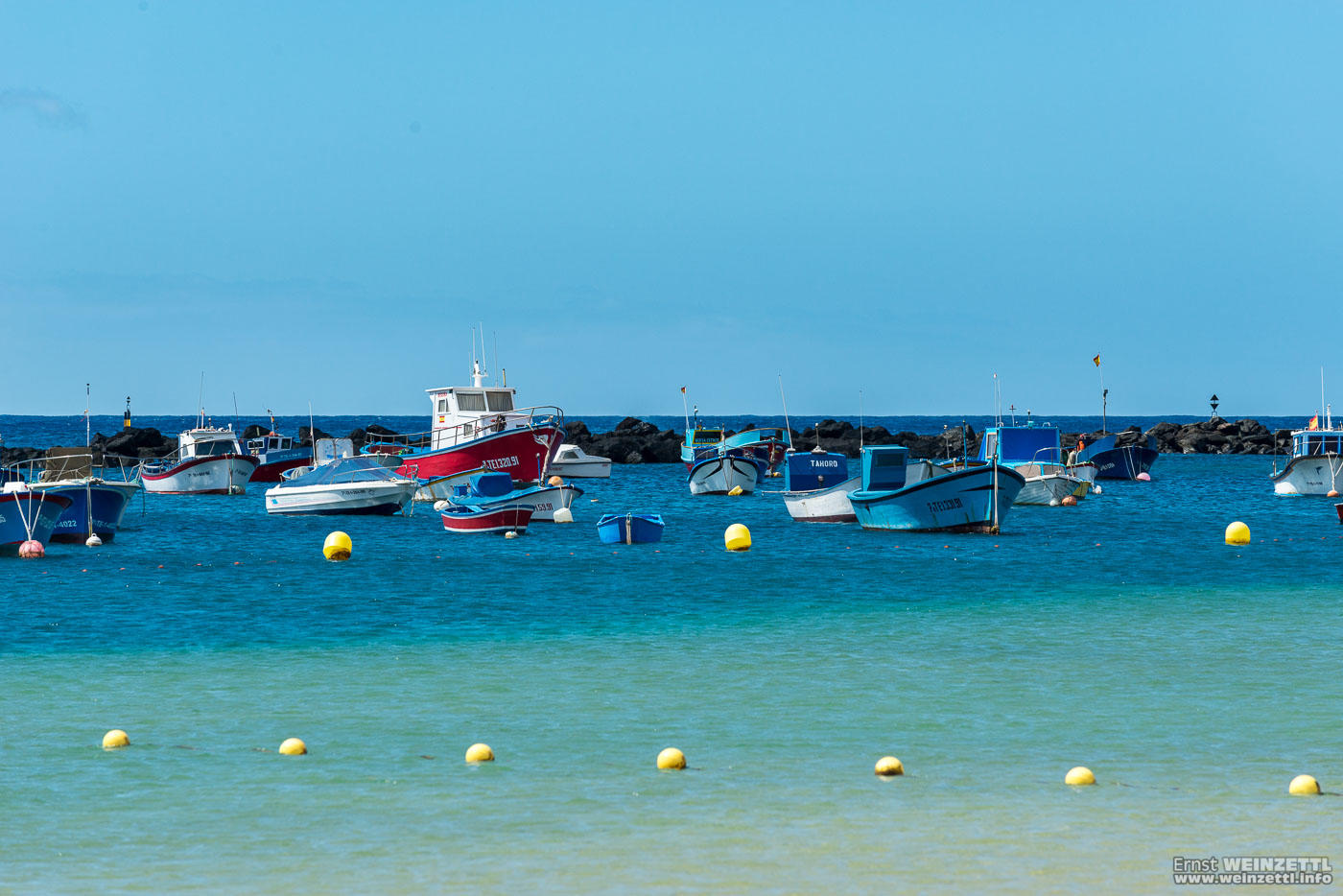 Boote vor dem Strand. Eine ganze Menge davon.