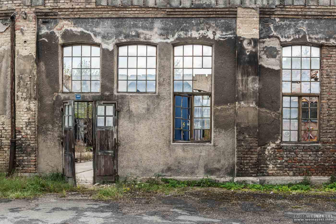 Bahngemäuer, zerfallend