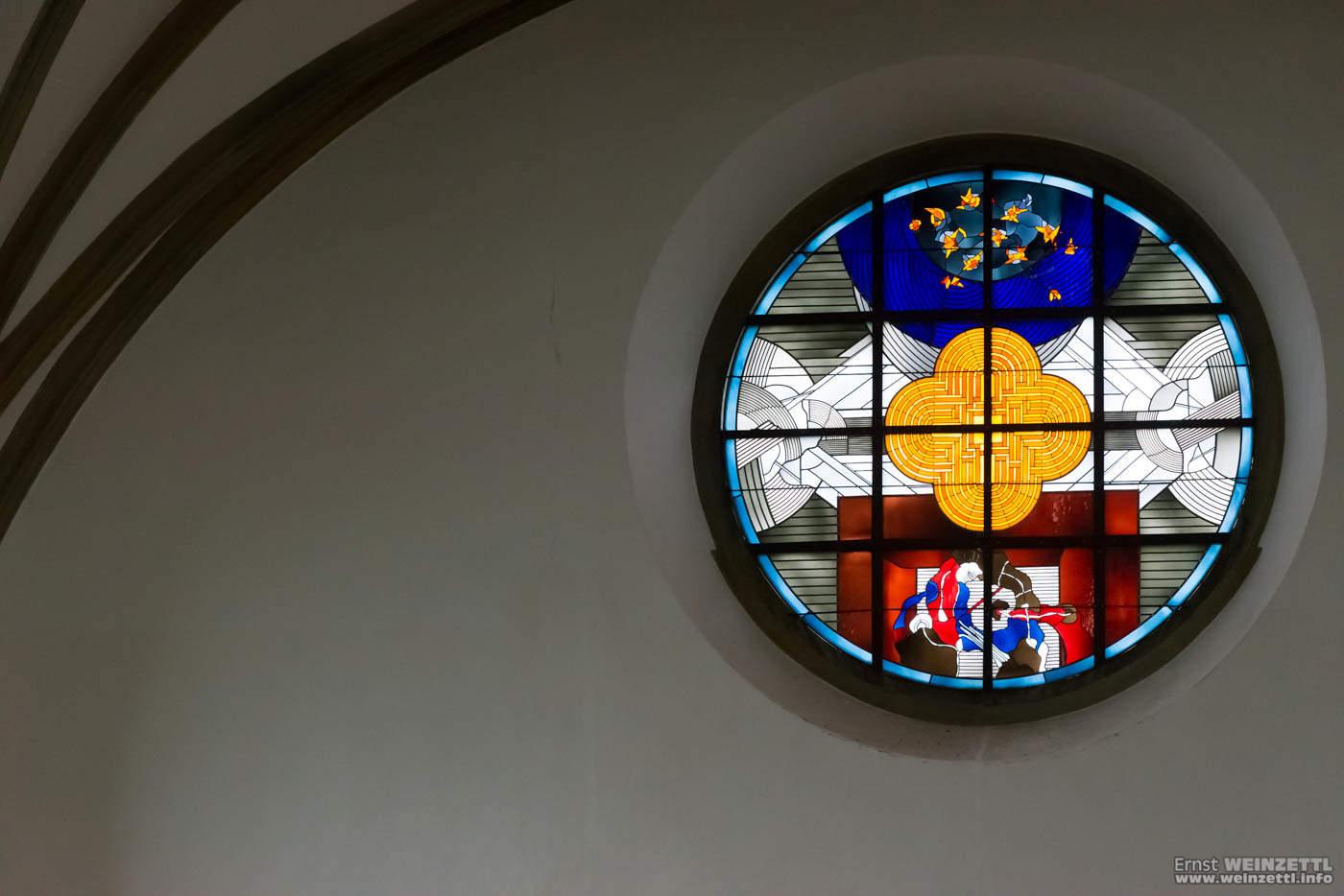 Glasfenster unterhalb der Orgel