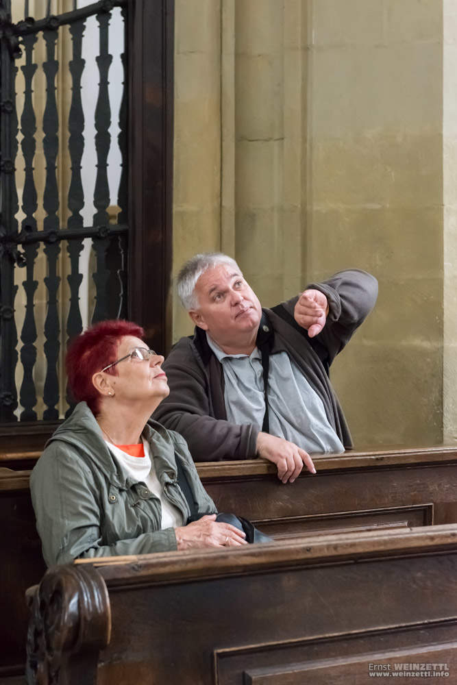 Roland erklärt Christa die Statik der Ulrichskirche