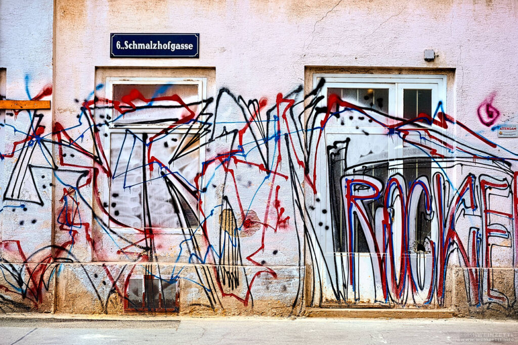 Graffiti in der Schmalzhofgasse vor Sanierung