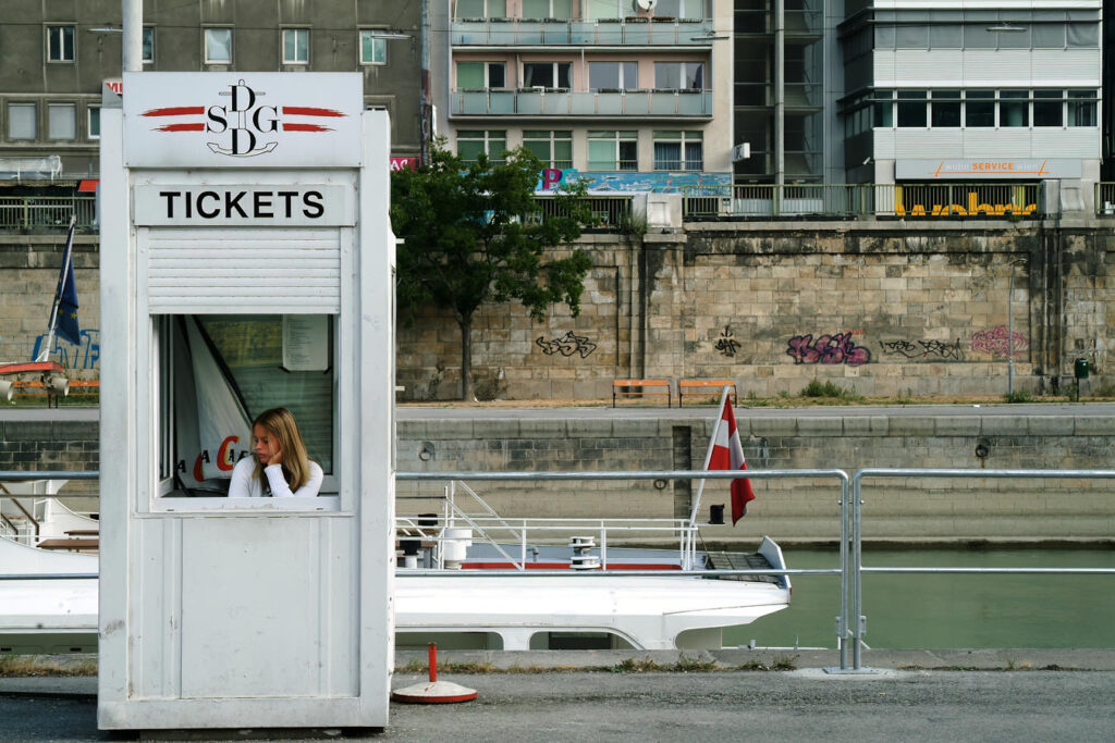 Ein Ticketschalter am Donaukanal mit Verkäuferin darin