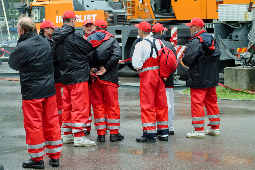 Eine Gruppe Rettungskräfte im Regen