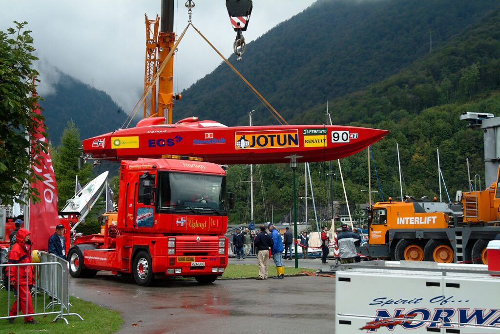 Ein Rennboot wird mit dem Kran abgeladen.
