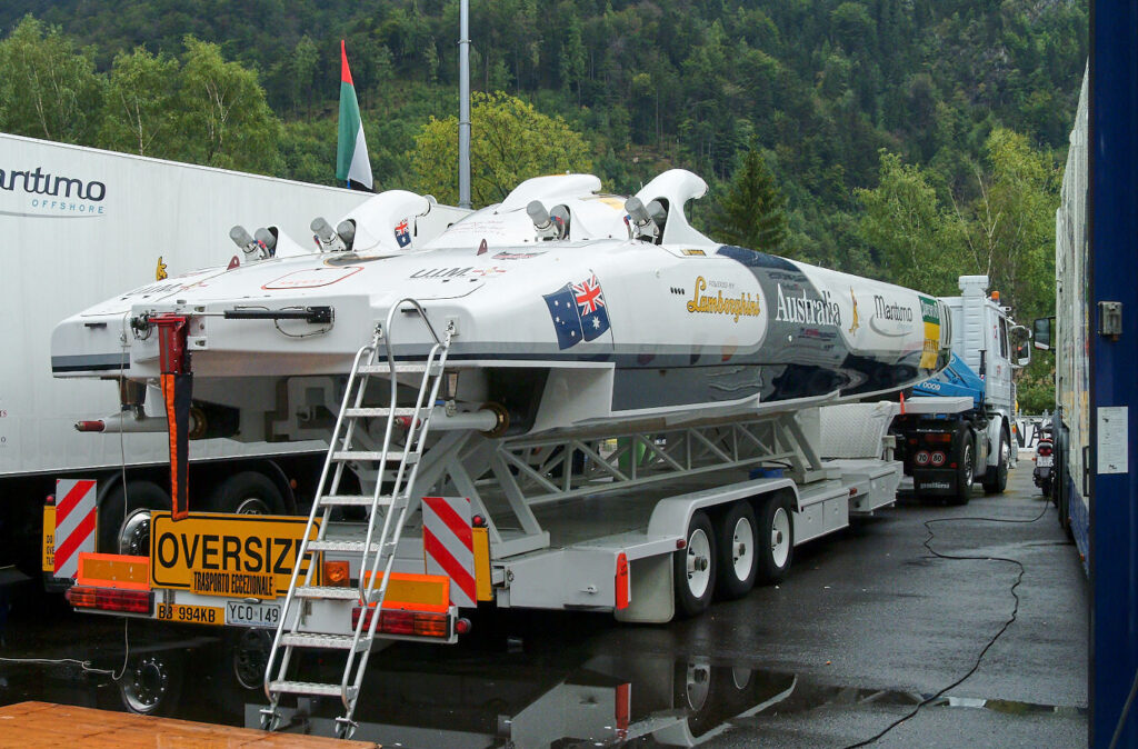 Ein Rennboot auf einem Tieflader