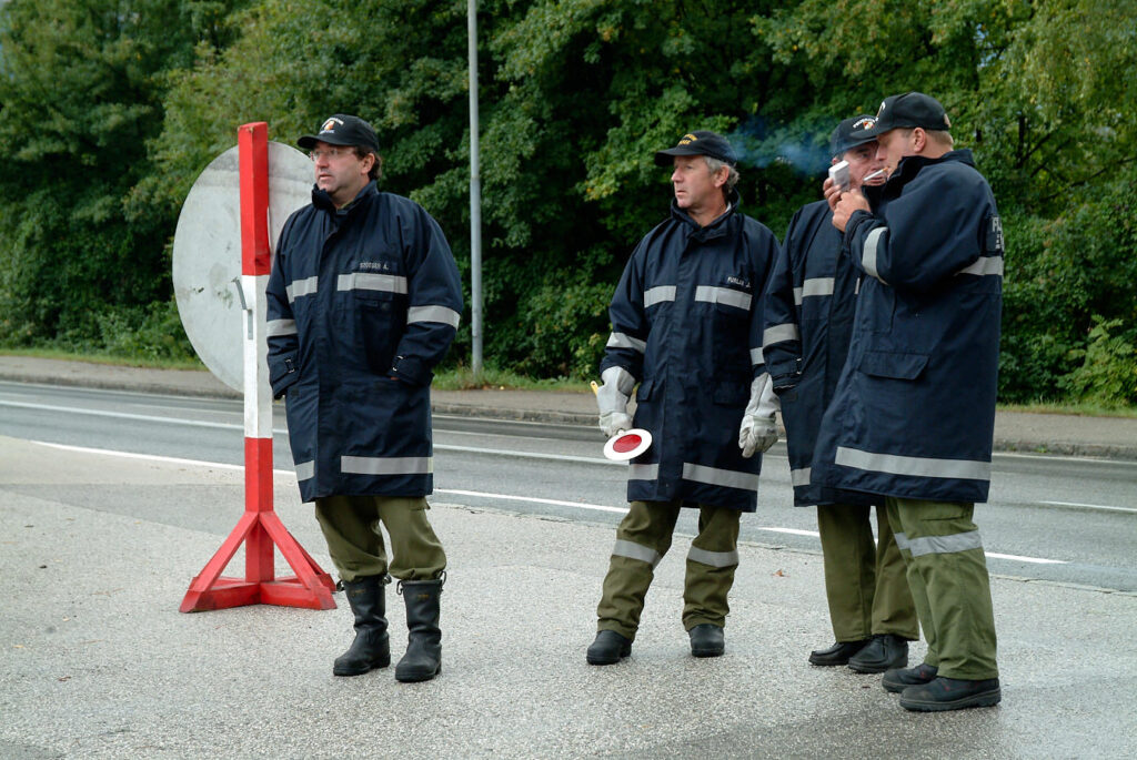 Ordnungskräfte in blauer Kleidung