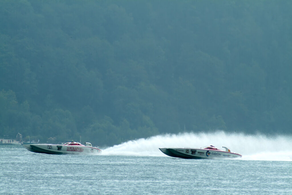 Ein Powerboat wird von einem anderen überholt.