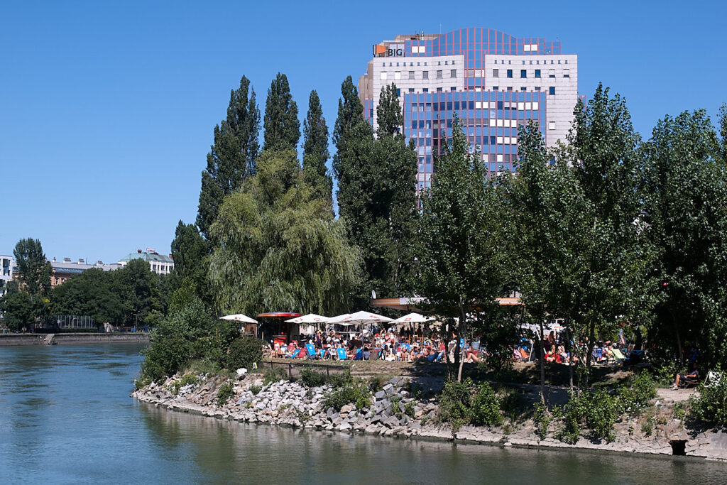 Eine Strandbar am Donaukanal