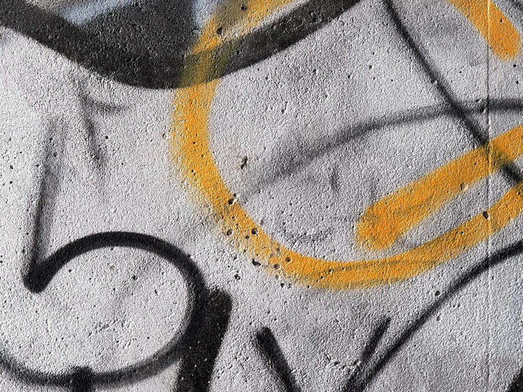 Graffiti in Gelb und Schwarz