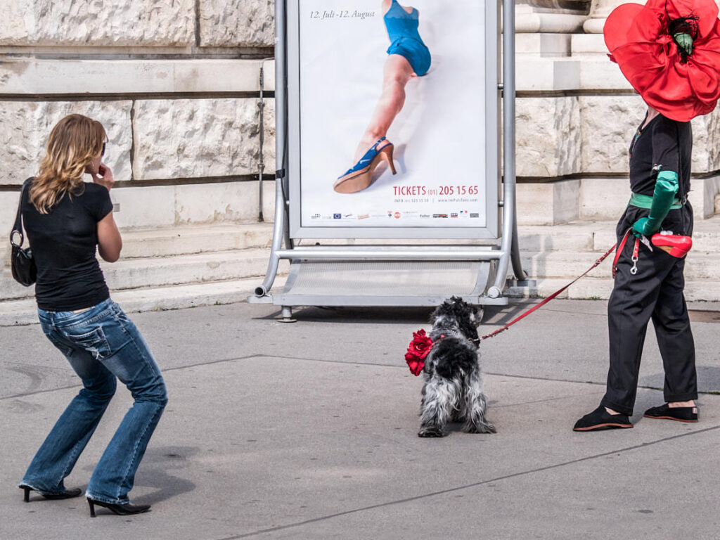 Zwei Personen mit Hund bei der Regenbogenparade