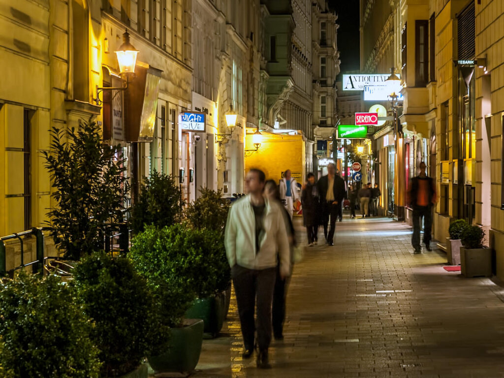 Menschen in einer beleuchteten Geschäftsstraße