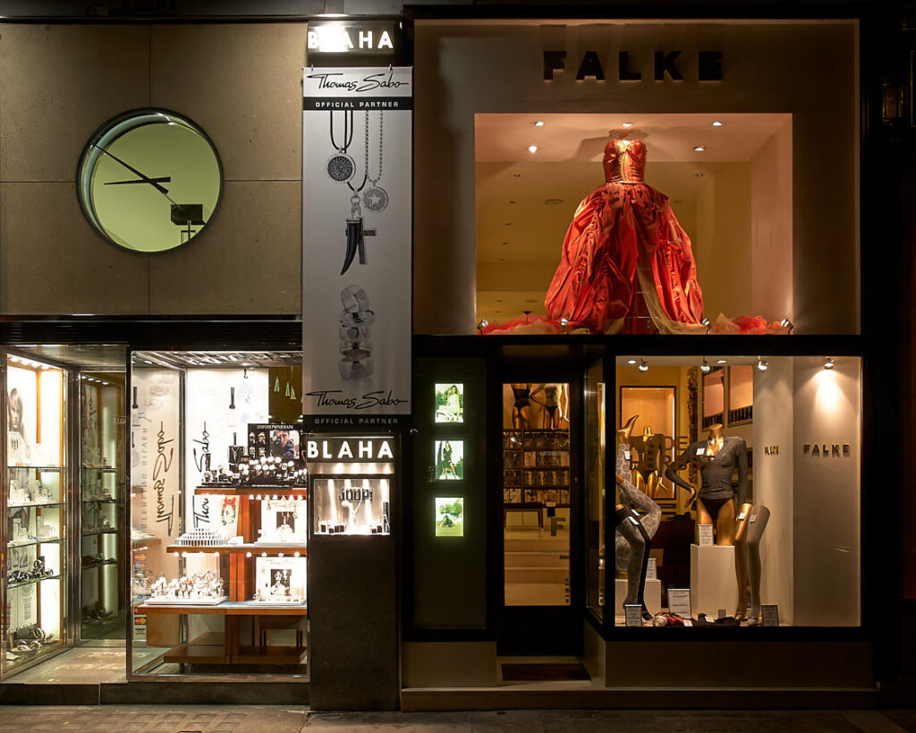 Geschäftsfassade mit rotem Kleid und Schaufensterpuppen