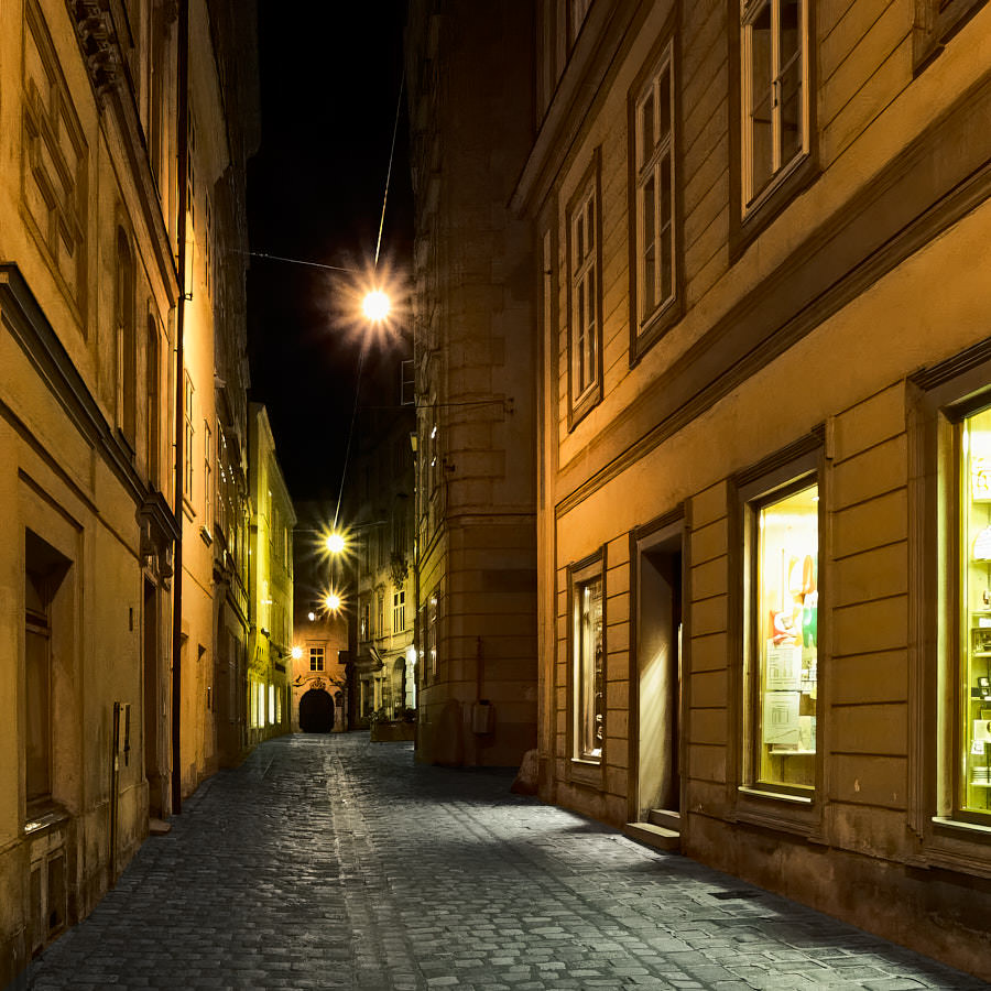 Wien bei Nacht: Nachtaufnahme mit beleuchteten Geschäften