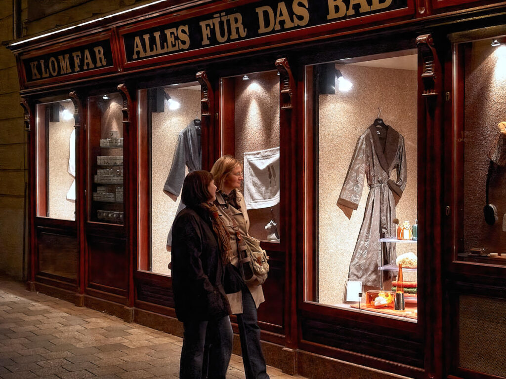 Eine Schaufenster-Front mit zwei interessierten Passantinnen