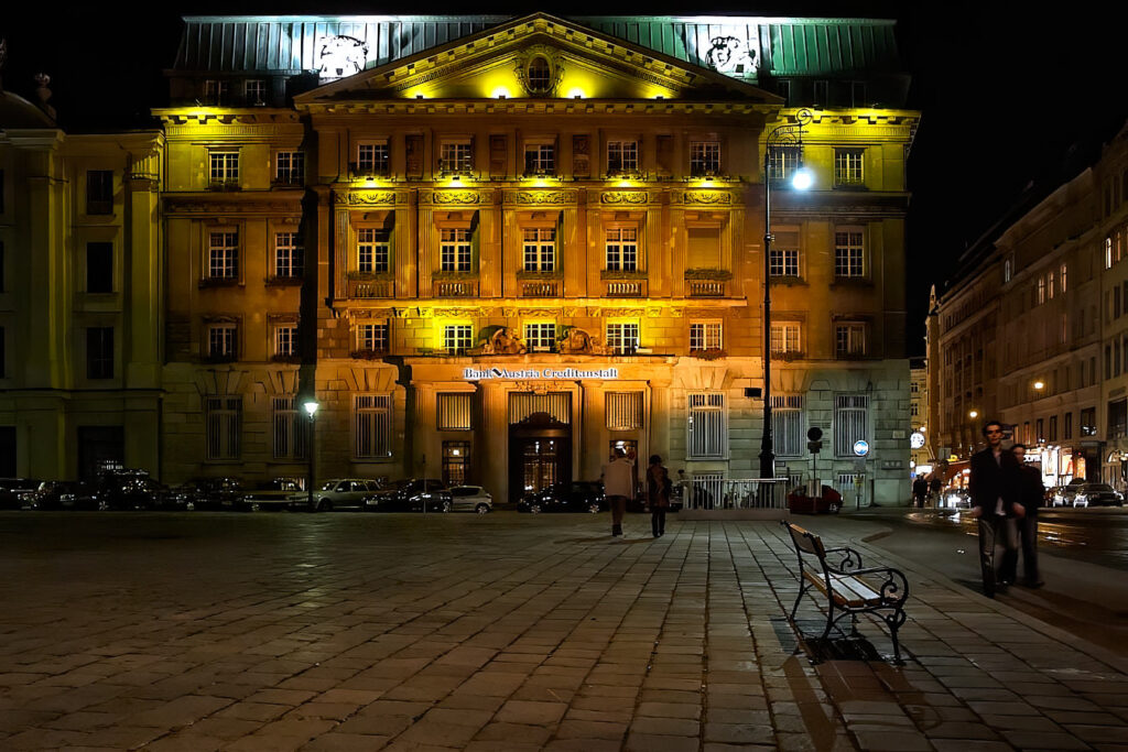 Beleuchtete Fassade einer Großbank