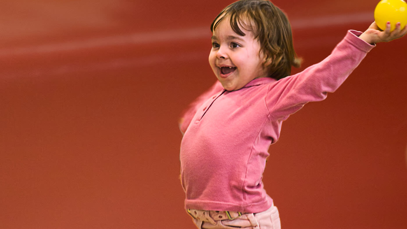 Emotion: Ein Kind beim Ballwurf