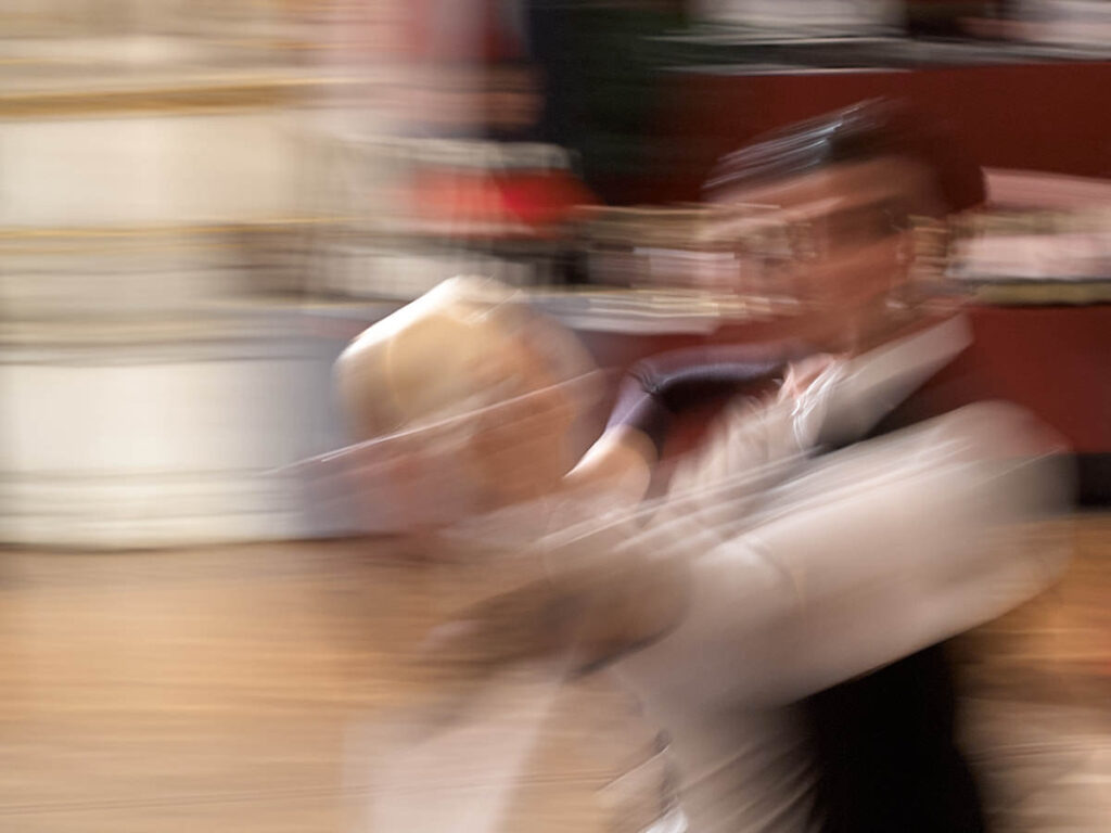 Verwischtes Bild eines tanzenden Paares