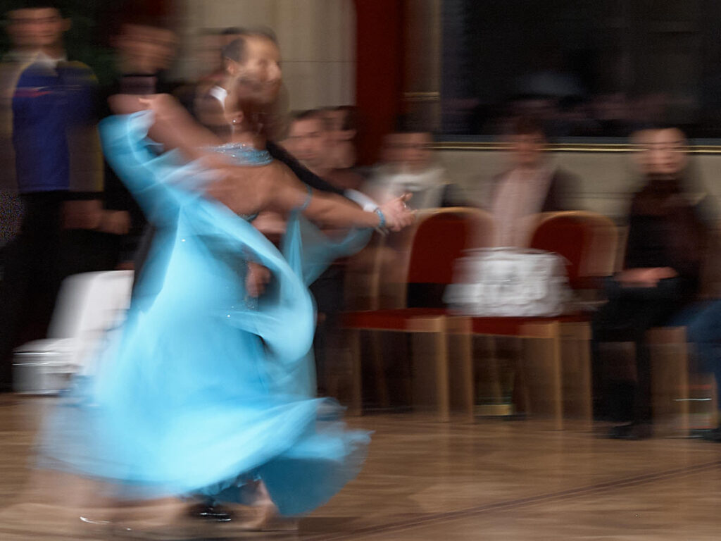Ein Paar tanzt, die Frau in blauem Kleid