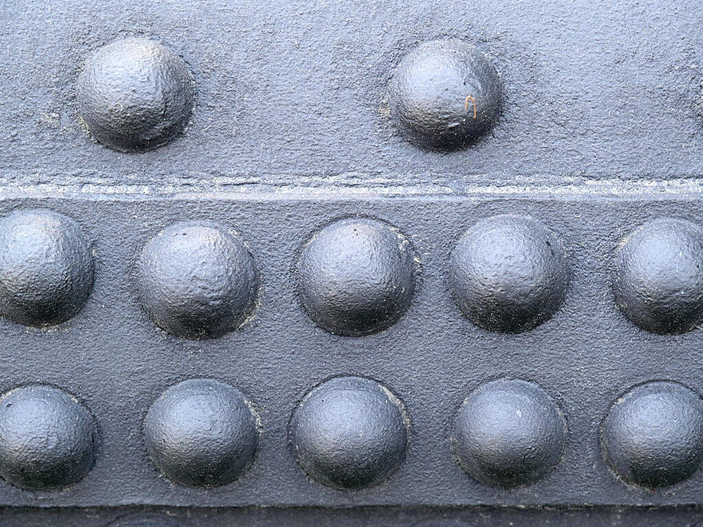Halbkugeln an einer Mauer