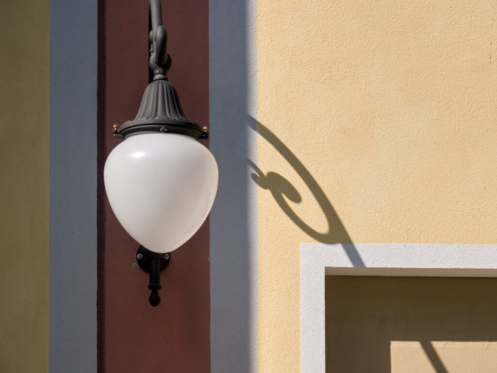 Außenleuchte an einer Schein-Fassade