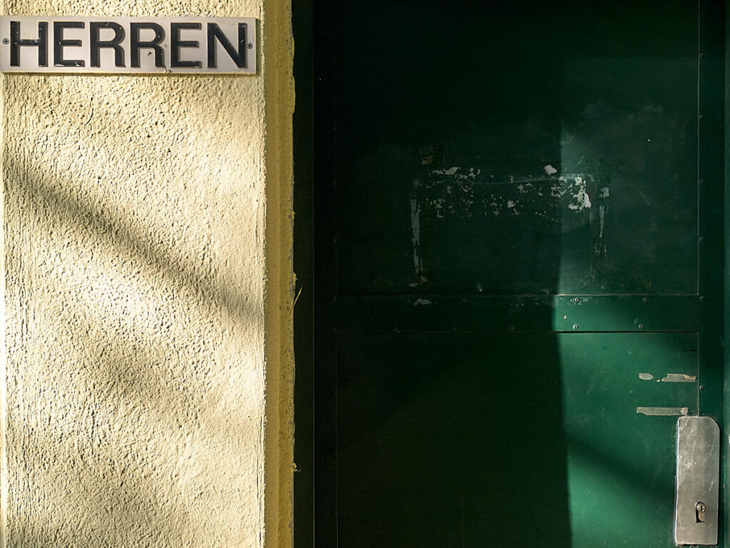 Türe mit aufschrift "Herren"