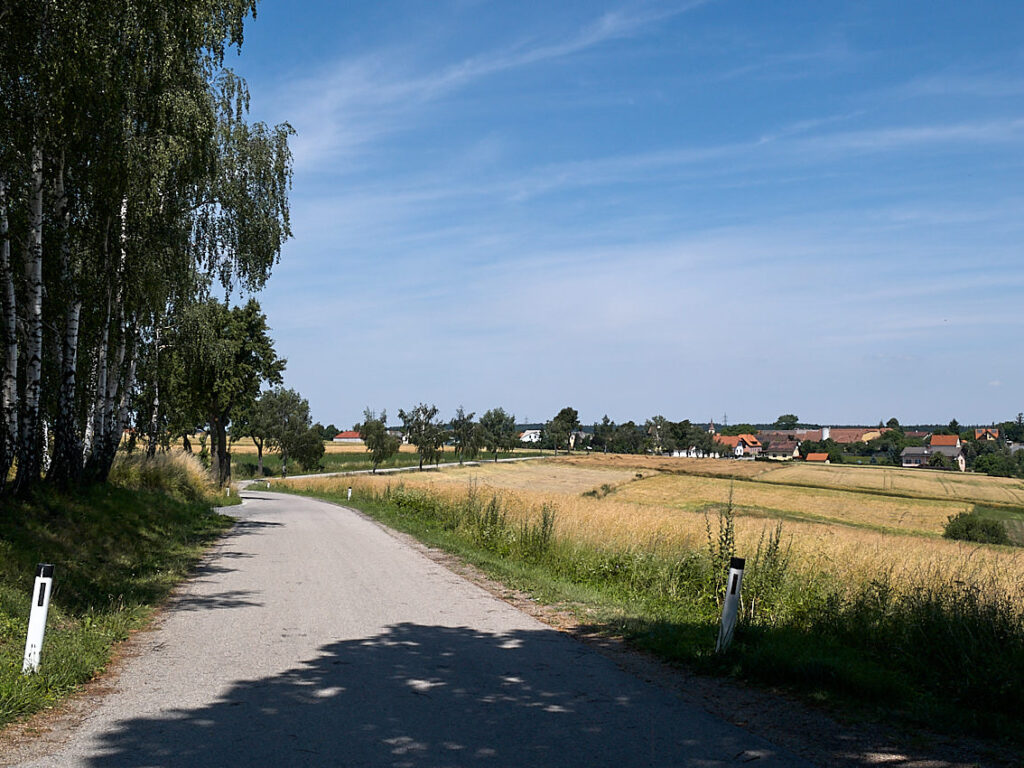 Der schmale Straße zum Stift Pernegg führt durch ländliche Landschaft.