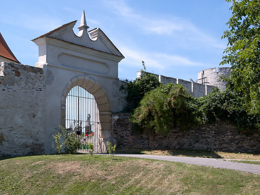 Stift Pernegg, diesmal ein Blick von der Seite her in den Friedhof des Klosters.