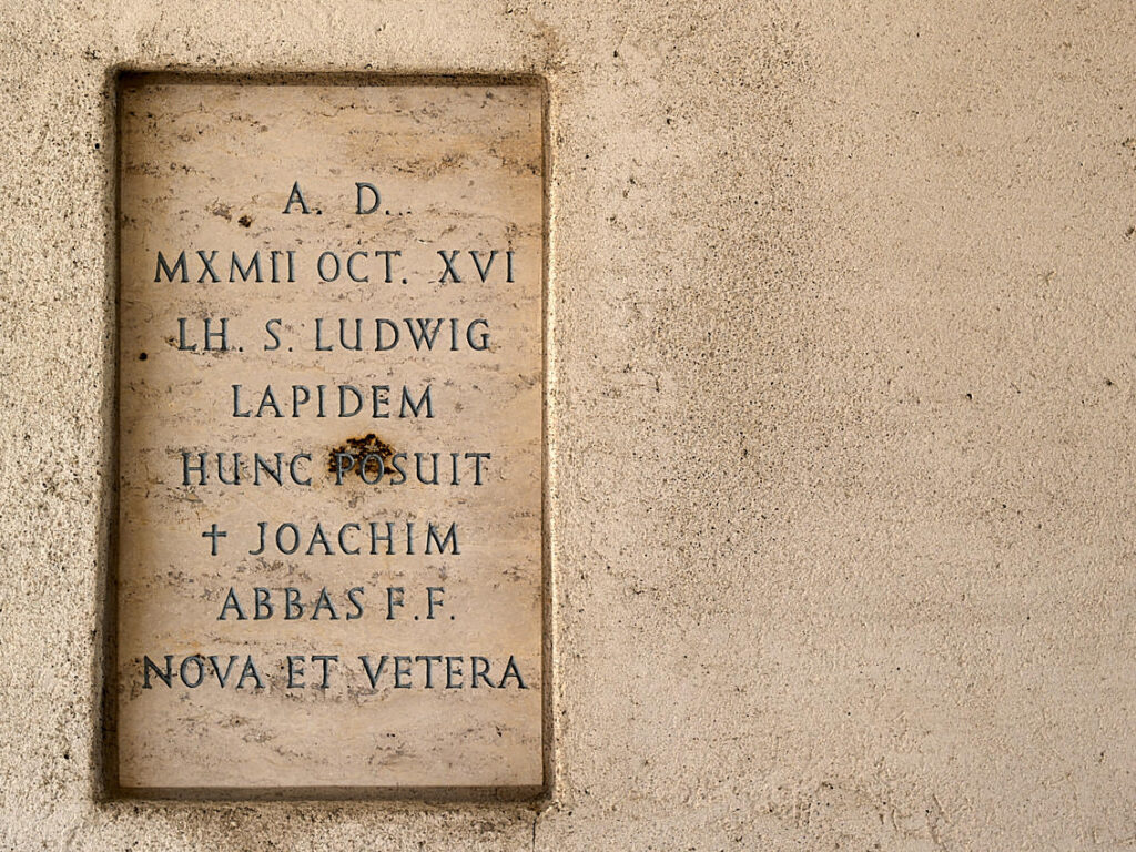 in die Kirchenmauer eingelassener Grabstein