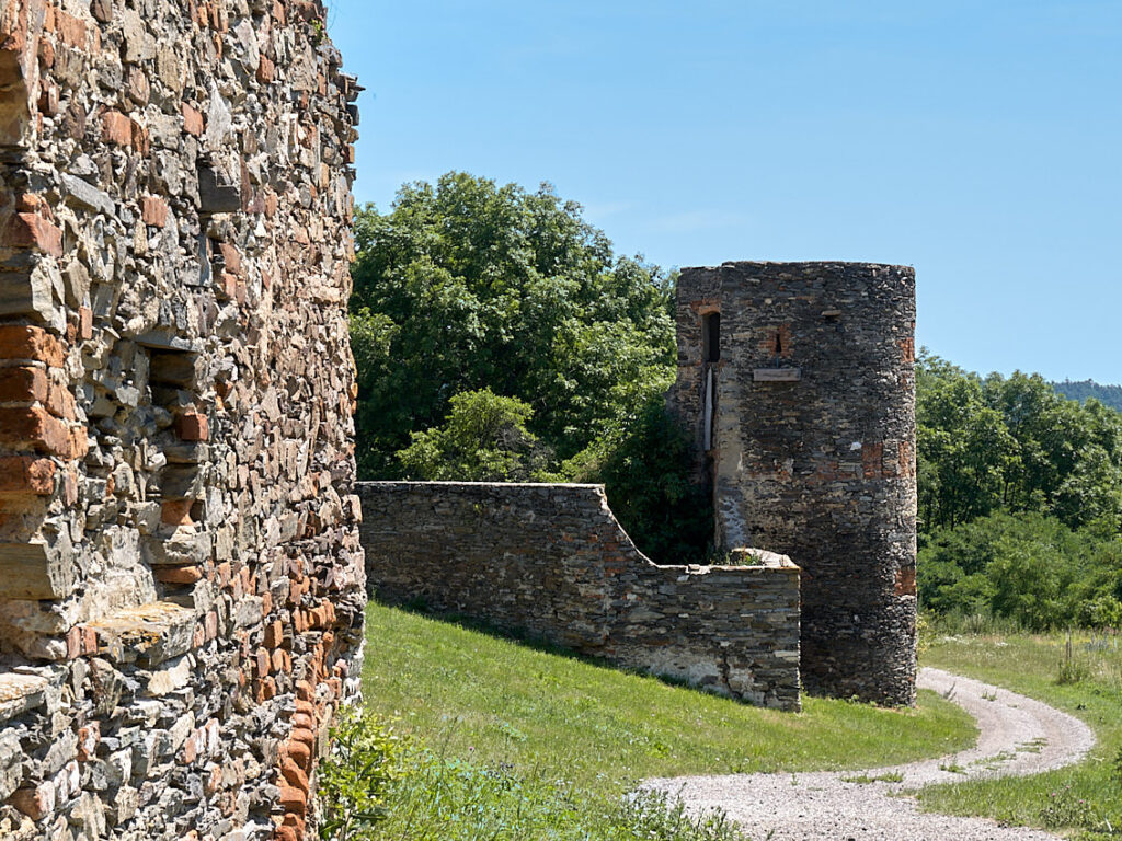 Reste der Wehrmauer und einer der dreieinhalb noch erhaltenen Türme - mit Schießscharten