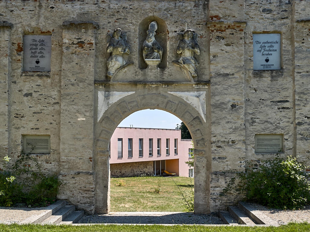 Ein Blick vom Klosterhof auf Teile des Fastenzentrums