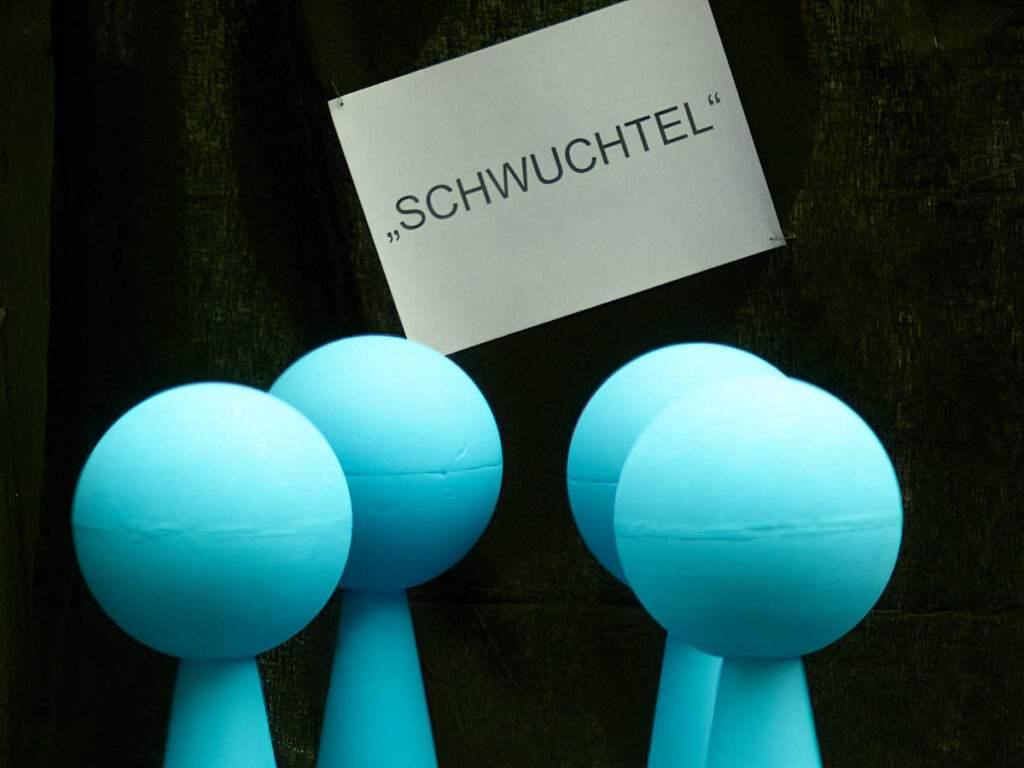 Kunststoffkegel und ein Blatt mit der Aufschrift "Schwuchtel"