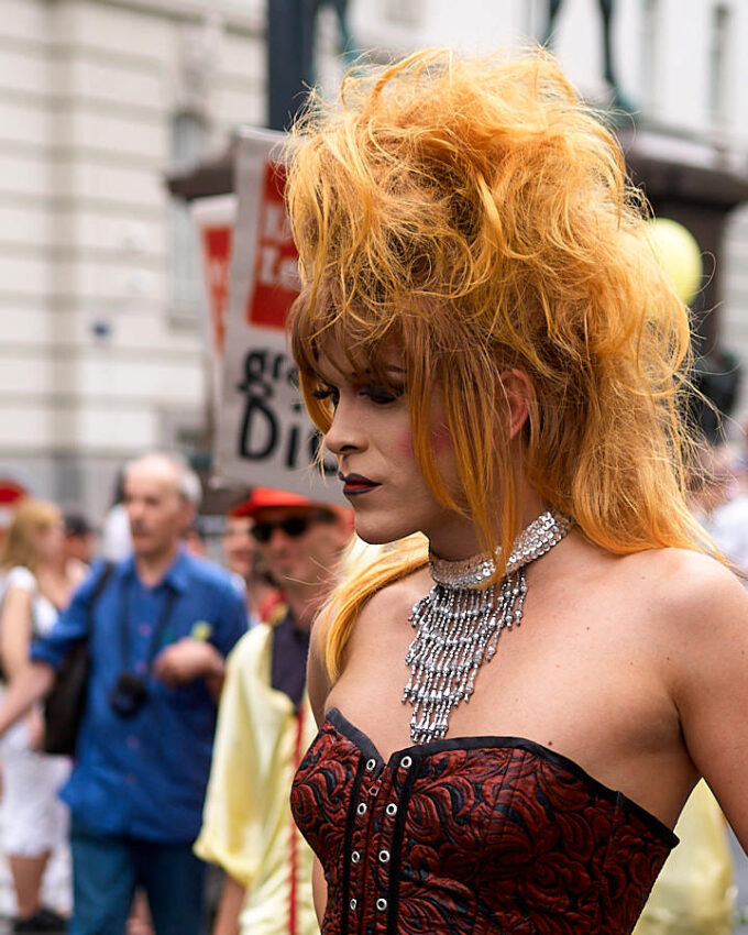 Eine Frau mit toupierten Haaren und umfangreichem Collier