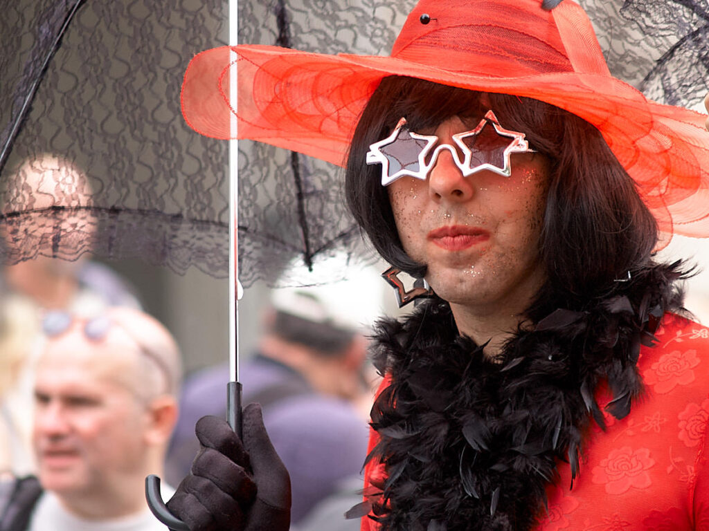 Mann mit rotem Klei und Sternenbrille