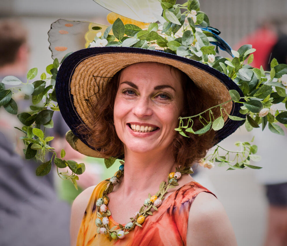 Eine Frau mit Blumenhut