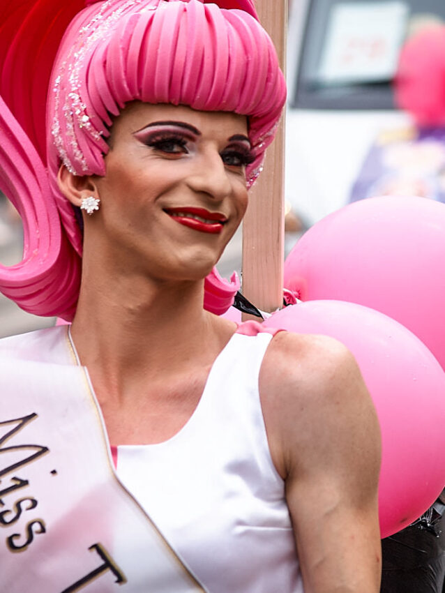 Ladyboy mit weißem Kleid und rosa Haaren