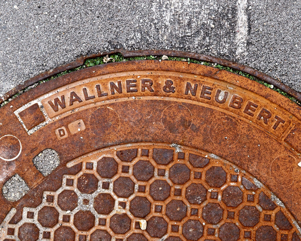 Einer der alten Kanaldeckel des Arsenals