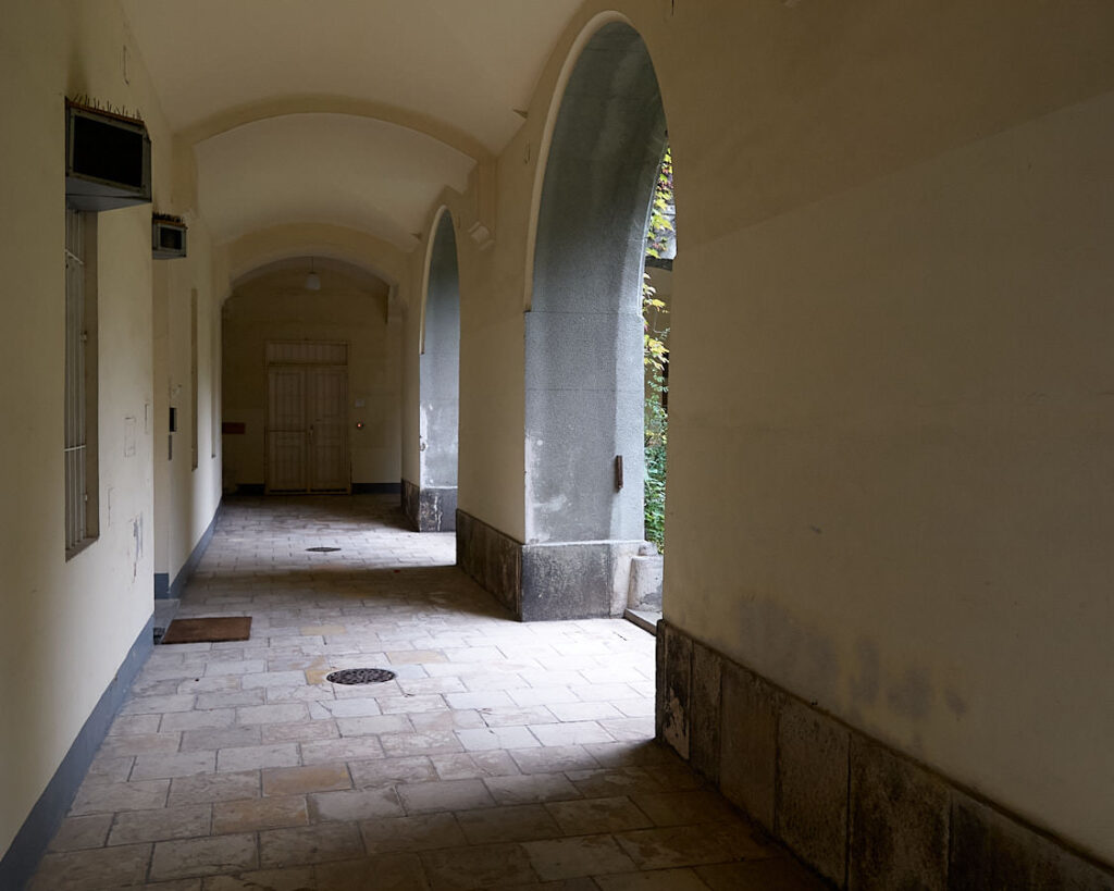 Eine Arkade zu Innenhof macht den Zugang zu den Wohnungen luftig.