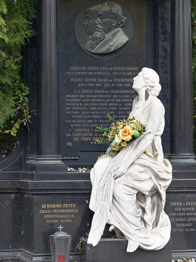 Weiße Frauenfigur auf der Familiengruft Ziffer