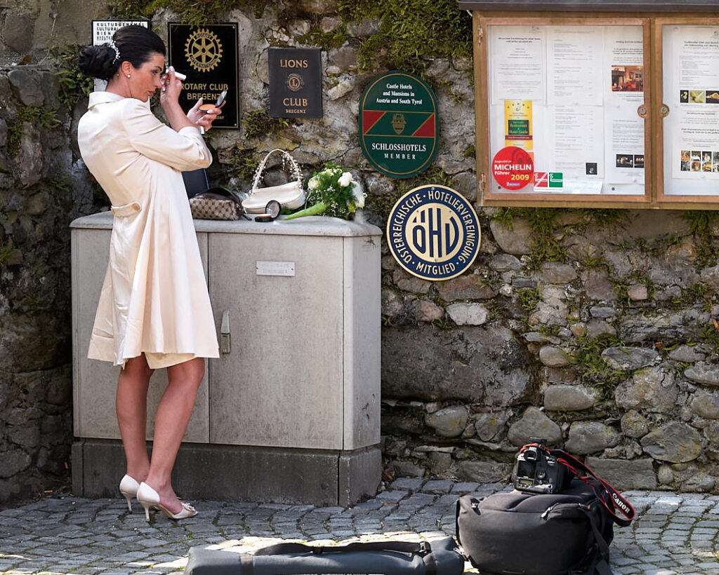 Eine Fotografin schminkt sich im Freien
