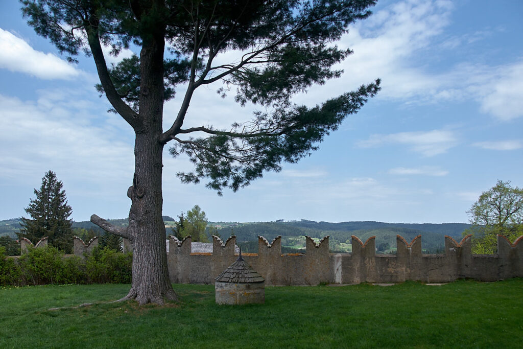 Burg Rappottenstein, Ausblick von einem der Vorhöfe der Hochburg