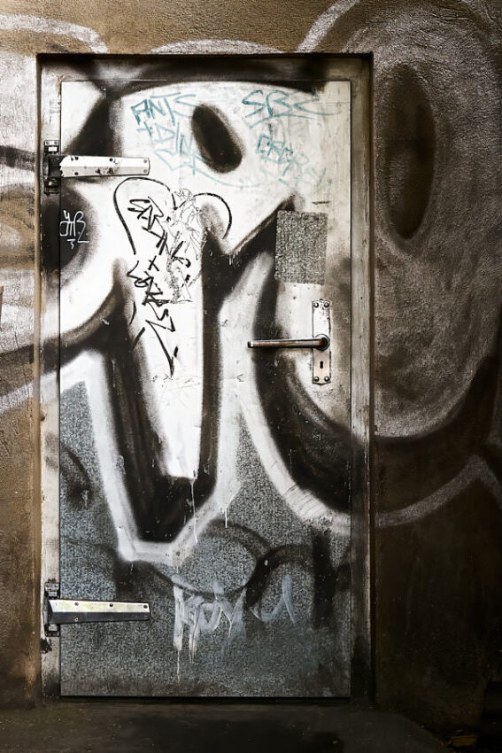 Stahltür mit Graffitti