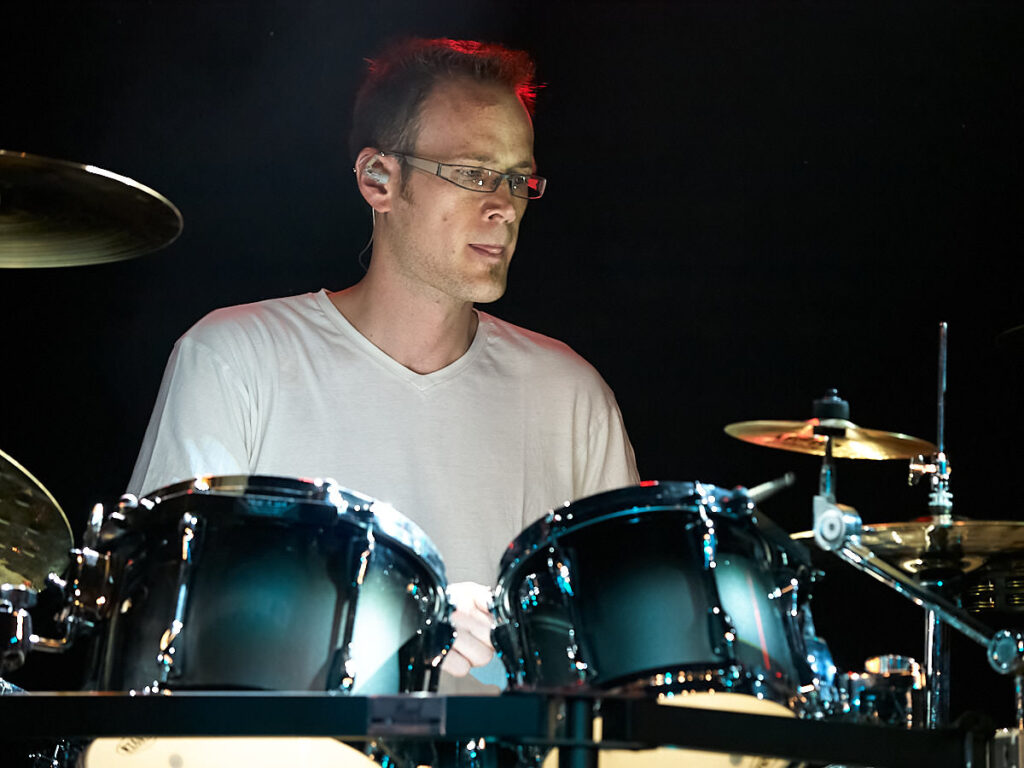 Ein Mann an den Drums