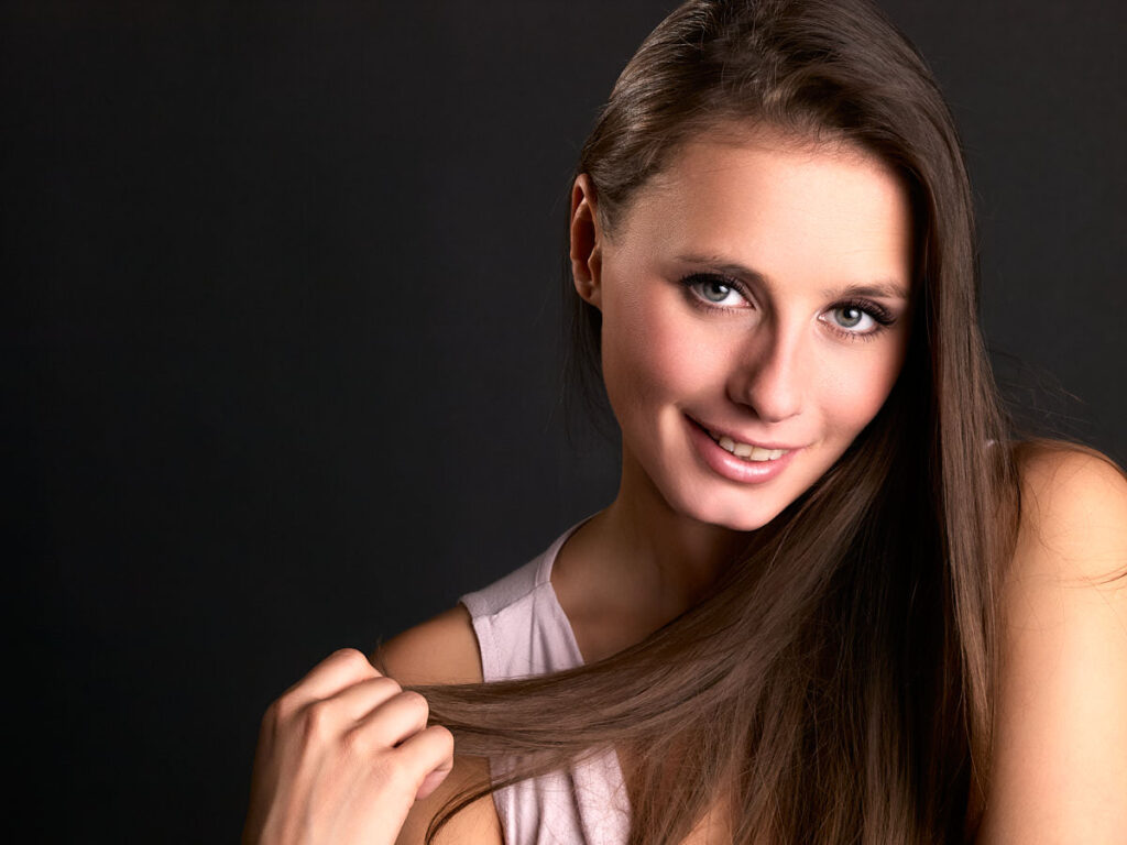 Nika spielt mit ihrem Haar