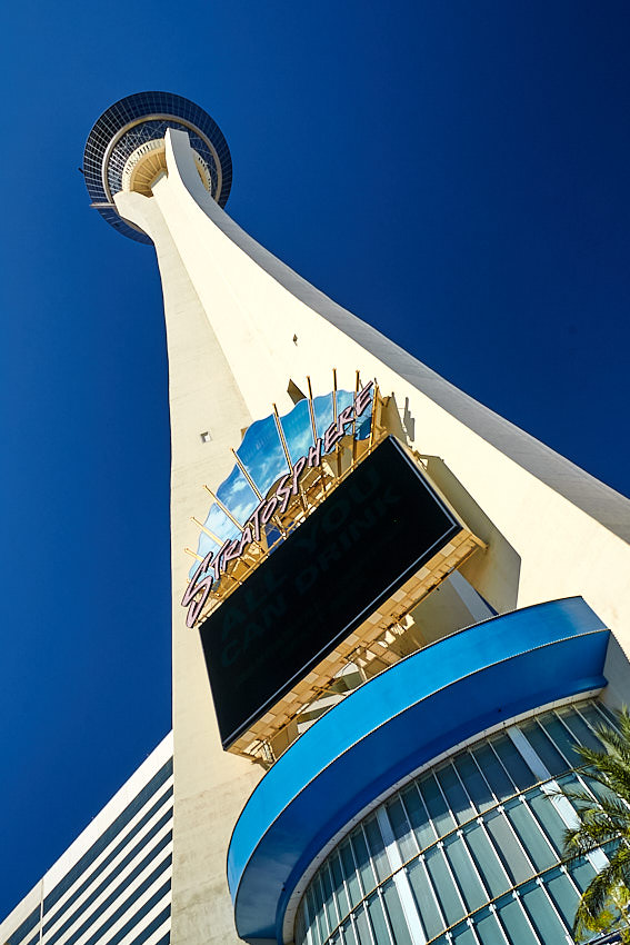 Der Stratosphere Tower ist Aussichtsturm und Teil des Stratosphere Hotels & Casinos. Das nördlichste der großen Hotels von Las Vegas verfügt über 2.427 Zimmer, der Stratosphere Tower mit Restaurant hoch über Las Vegas ist mit 350 m höchste freistehende Bauwerk der USA westlich des Mississippi. (Bild von Miro Nikolic)